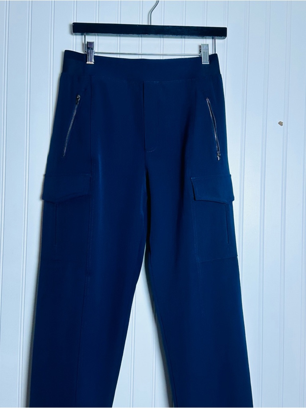 Athleta Endless High Rise Cargo Pant
Textured, stretch fabric in a tapered 6 - Picture 5 of 15